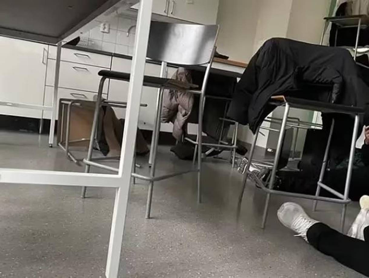 La escuela Campus Risbergska es un centro de educación para adultos y, según declaró a la televisión pública SVT Lena Warenmark, una de las docentes, a la hora del tiroteo había menos alumnos de los habituales en el recinto porque muchos se habían ido a casa tras finalizar sus exámenes.