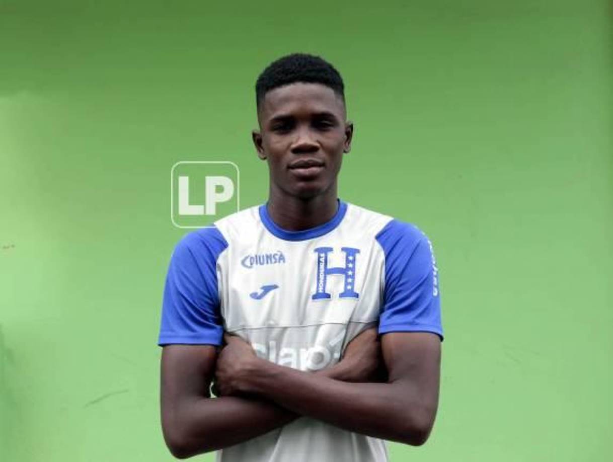 Kelly Jamal Kolton Colón, juega de volante en el Victoria, con 18 años, y nació el 12/02/2004 en Iriona, Colón.