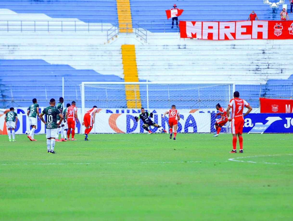 El portero de Marathón, Denovan Torres, al momento de pararle el penal a Roger Sander del Vida.