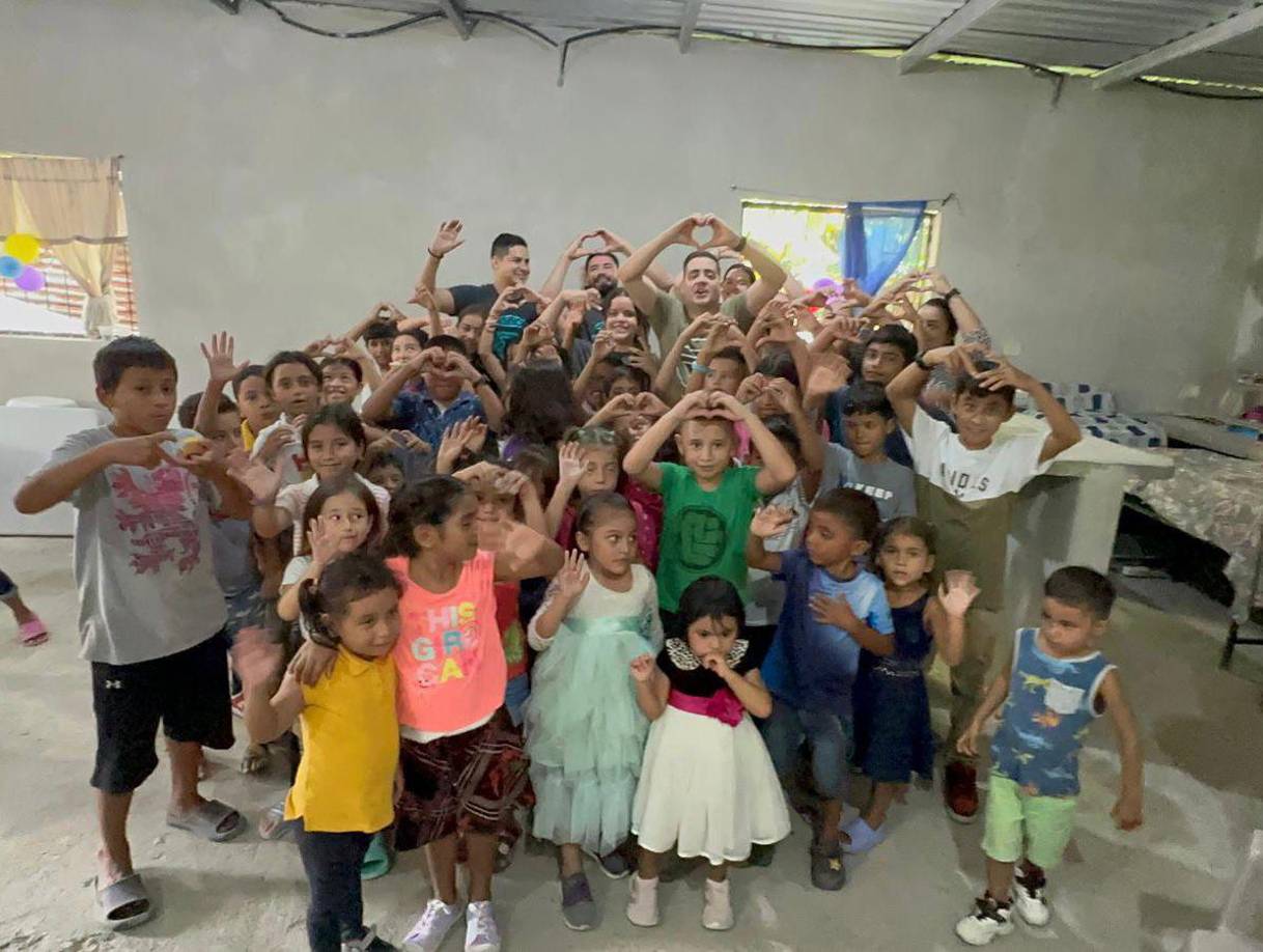 El esfuerzo y la dedicación de estos líderes religiosos han sido cruciales para mejorar las condiciones del comedor, creando un espacio más adecuado y cómodo para que los niños reciban sus alimentos. 