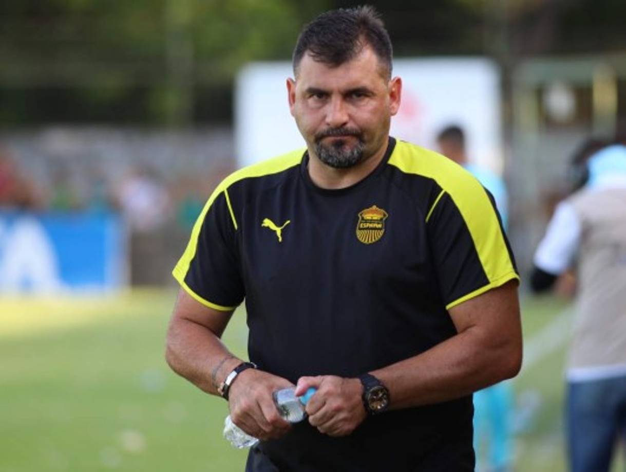 Martín 'Tato' García: El entrenador uruguayo sigue gozando de la confianza de la directiva del Real España por lo que seguiría en el club aurinegro. El pasado sábado fueron eliminados en semifinales por Marathón.