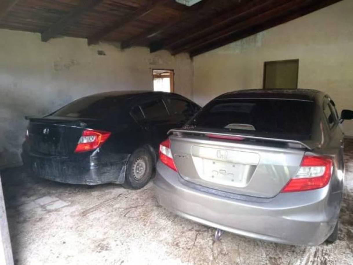 De acuerdo con la información de la Policía, se encontró cinta adhesiva color gris con manchas de sangre que pudo ser utilizada para cubrir la boca del comunicador y su padre antes de ser asesinados.