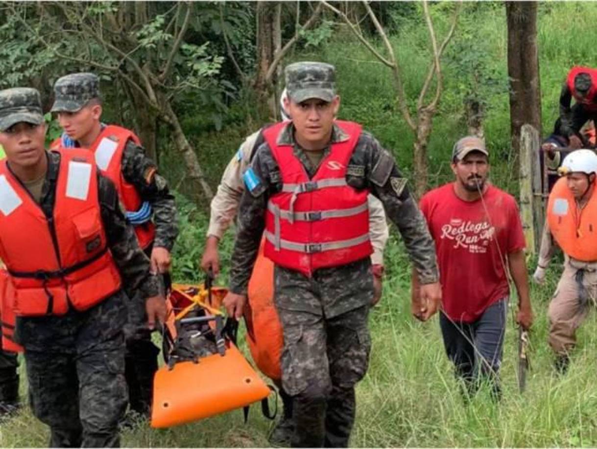 Los equipos de rescate aún buscan el cadáver de un tercer inmigrante desaparecido.