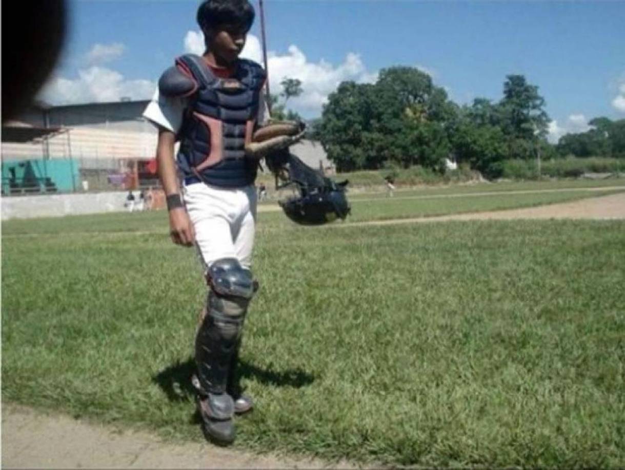 Mauricio estudió en el Liceo Bilingüe Centroamericano de San Pedro Sula. Los estudios siempre iban de la mano junto a la pelota chica.