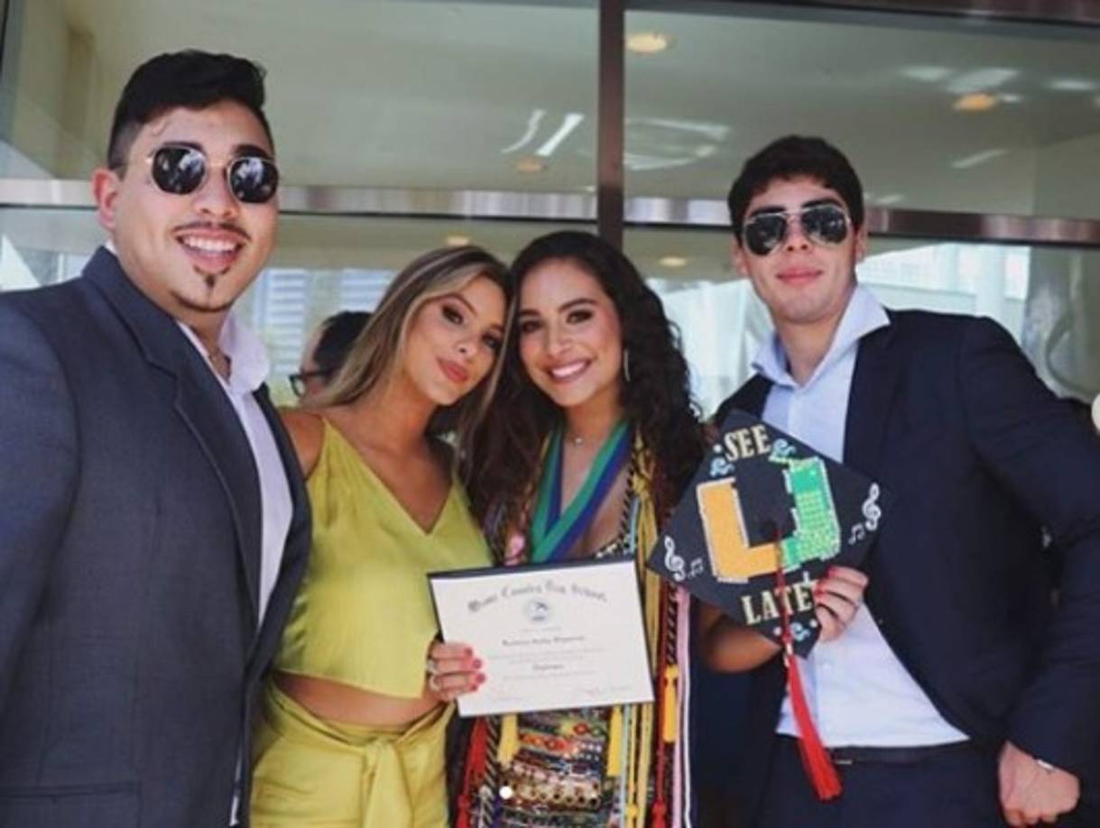 'Es por ellos, y muchos más, que soy la persona que soy hoy. Gracias por todo familia, los amo”, escribió la joven en una de sus fotos.