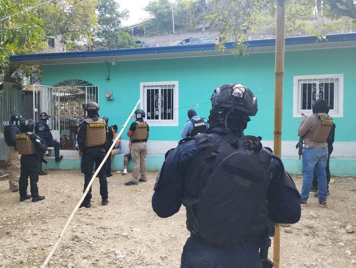 El Juzgado de Letras de Privación del Dominio con Competencia Territorial Nacional ordenó el aseguramiento y incautación además de 10 bienes inmuebles, 4 sociedades mercantiles y 23 productos financieros en el departamento de Copán. 