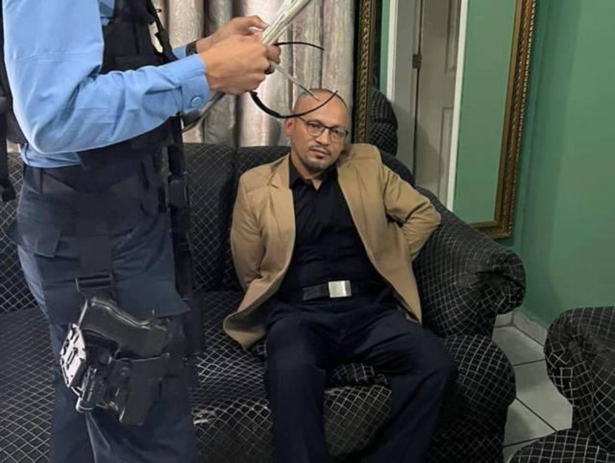 Una vez los sicarios llegaron a su destino, él regresó a Nacaome, halló el cadáver de su esposa y lo reportó a autoridades, describe el MP. Según la investigación, Marcia y otro hombre, no identificado, “fueron quienes ultimaron a la fiscal Karen Almendares dentro de su vivienda”, señaló el Ministerio Público.