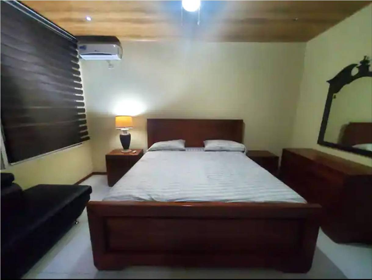 Así luce otra de las habitaciones de la mansión de Alberth Elis.