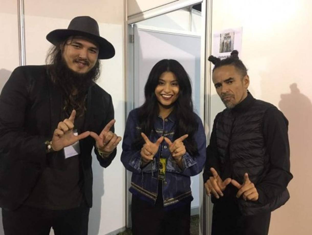 La cantante se ha enfrentado a las críticas con trabajo y perseverancia, gracias a lo cual viene cosechando sus primeros frutos, como el hecho de haber cantado junto al mexicano Rubén Albarrán, de Café Tacuba; o haber colaborado con el estadounidense de origen puertorriqueño René Pérez 'Residente', de Calle 13.<br/><br/>También haber grabado con el compositor argentino Fito Páez, con el cantante chileno Gepe, cuya canción 'Hambre' ocupó los primeros lugares en diversas radios chilenas.