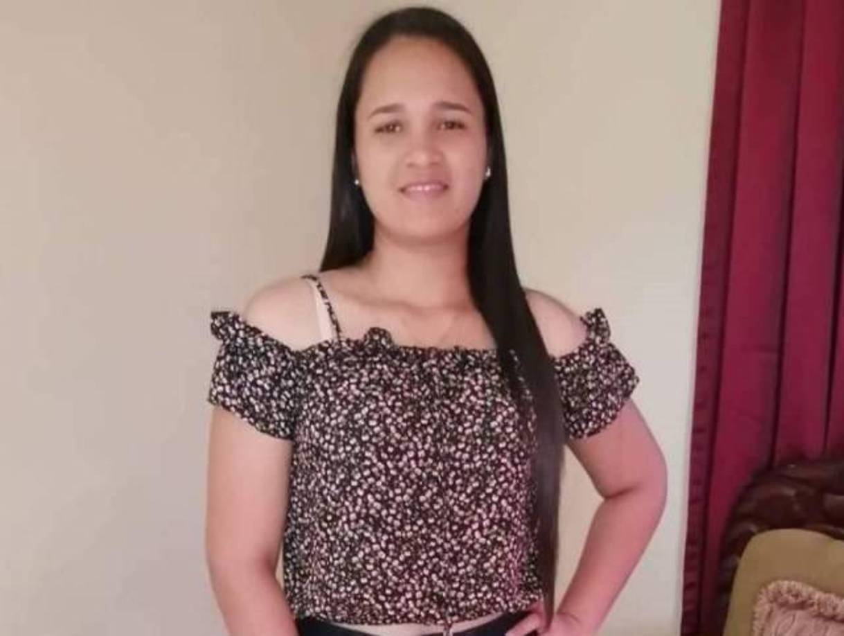 El cuerpo de la fémina quedó sentado sobre una silla en el corredor frontal de su casa. 