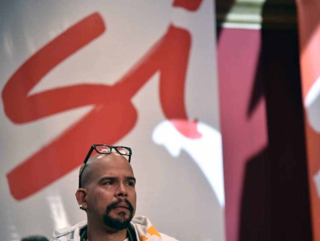 Un hombre a favor del sí, llora tras conocer los resultados del plebiscito.