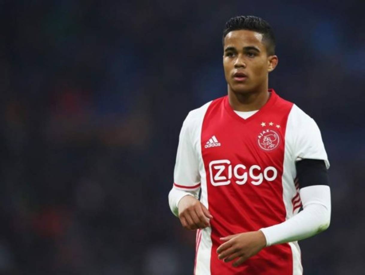 El futuro de Justin Kluivert se ha definido, según Calciomercato. Este portal asegura que el delantero del Ajax, de 19 años, fichará por la AS Roma después de que las tres partes implicadas hayan alcanzado un acuerdo. El hijo del ex jugador Patrick Kluivert tiene previsto viajar a la capital italiana este fin de semana para rubricar su nuevo contrato. La Roma ya ha alcanzado un acuerdo con Mino Raiola, representante del futbolista, y pagará 20 millones al Ajax por el traspaso, aunque esta cantidad podrá aumentar en función de variables. Foto AFP