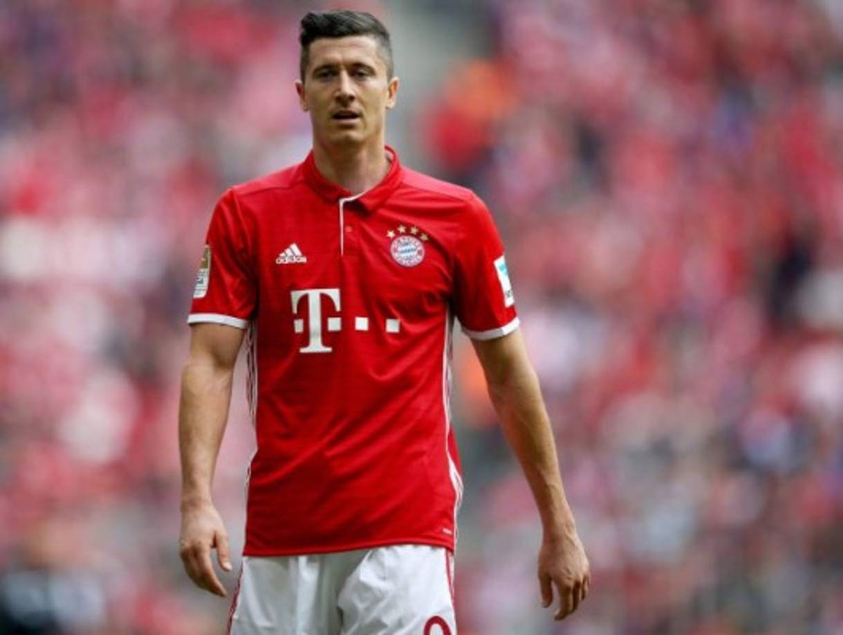 Robert Lewandowski: El delantero no vive sus mejores momentos en el Bayern de Múnich. El agente del polaco, Maik Barthel, ha reconocido que su representado está descontento con su equipo y los rumores sobre una posible salida se han disparado. 'Está desilusionado, nunca antes lo había visto así', dijo.