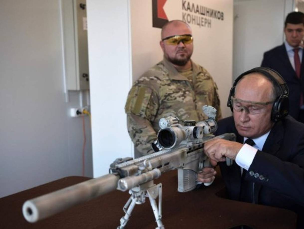 Putin, que animó a la industria nacional a continuar desarrollando y fabricando armamento moderno, también participó hoy en la ceremonia en la que se colocó la primera piedra de la catedral de las Fuerzas Armadas.