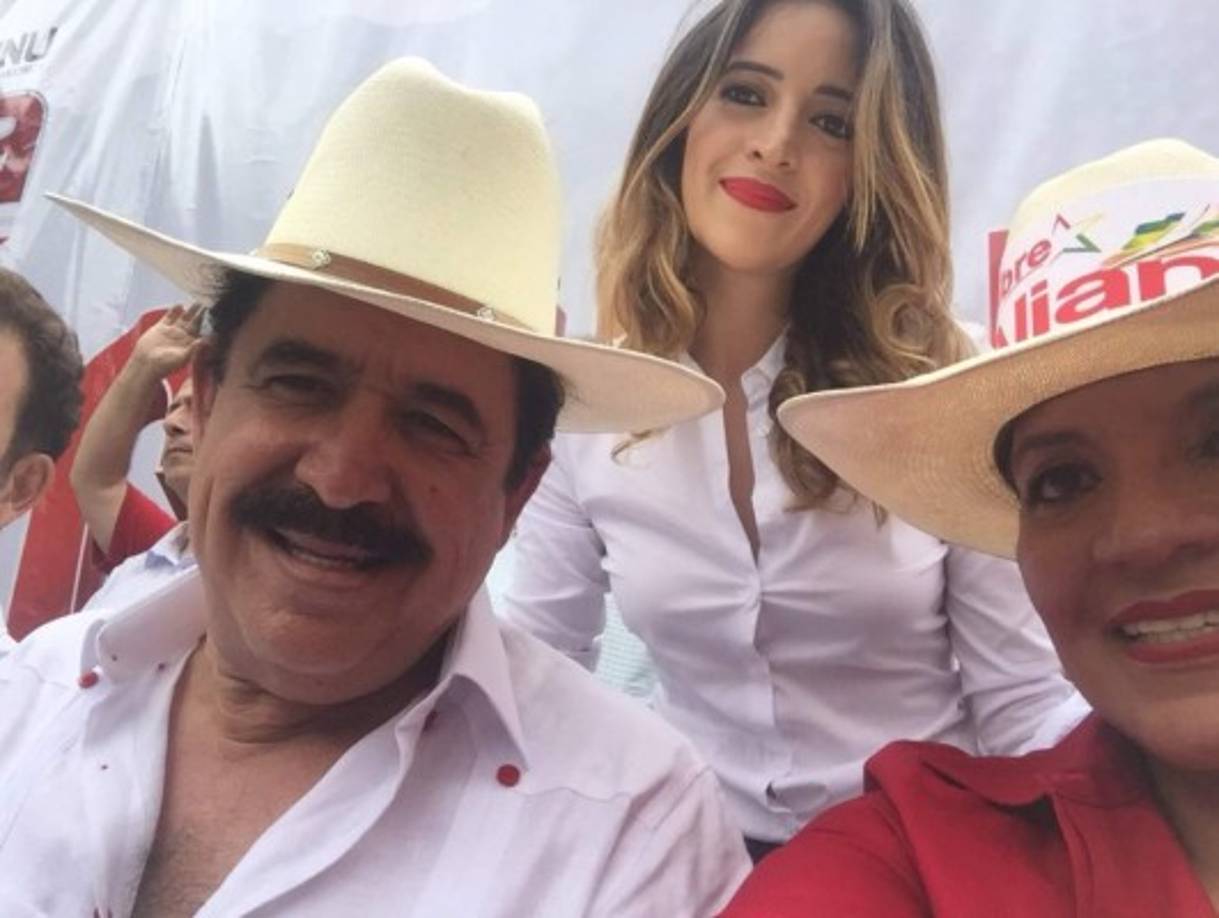 'Junto a dos gigantes', escribió la joven junto a esta imagen en su cuenta de Twitter.