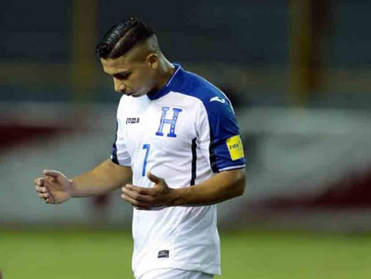 Emilio Izaguirre: Lateral por la banda izquierda.