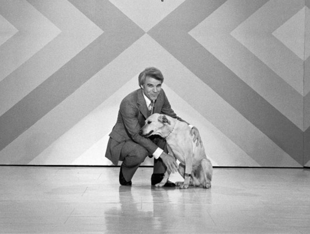 Steve Martin graba una escena de comedia con una mascota el 24 de febrero de 1978.