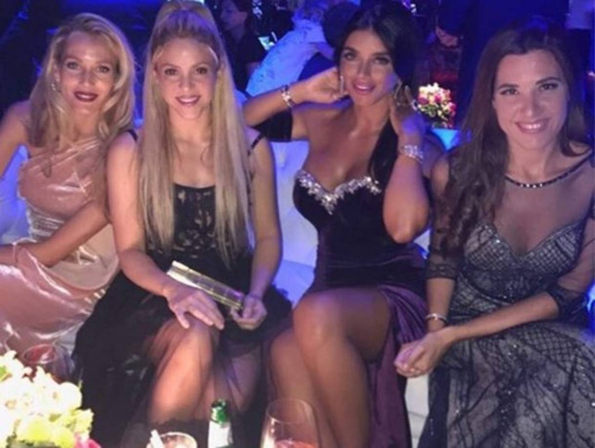 'Las esposas del Barça' posaron radiantes durante la velada. En la fotografía se observa a Shakira junto a Daniella Seeman, Vanesa San Lorenzo, pareja de Carles Puyol y Nuria Cunillera, pareja de Xavi Hernández.