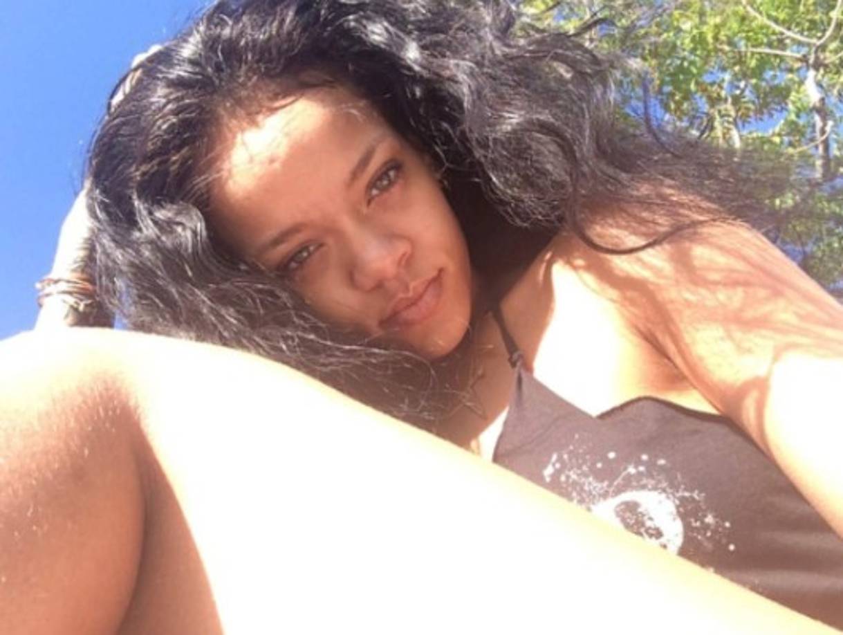 Presumiendo sus piernas, Rihanna provocó furor en sus más de 62 millones de seguidores y es que también mostro sus glúteos.