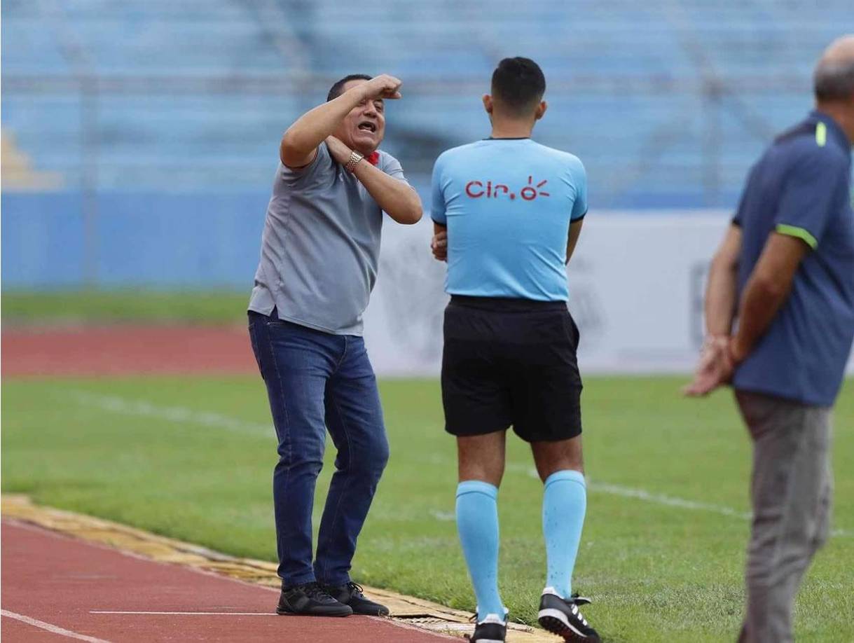 Jhon Jairo López, entrenador de la Real Sociedad, le reclama al cuarto árbitro del partido ante el Real España.
