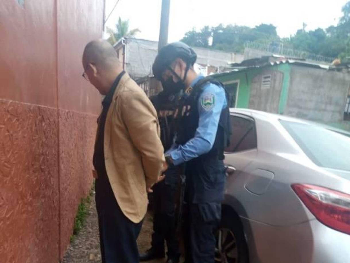 El portavoz del Ministerio Público, Yuri Mora, dijo a periodistas que ese organismo presentó el martes un requerimiento fiscal con orden de captura contra Campos y un sobrino suyo por el asesinato de Almendares, de 38 años.