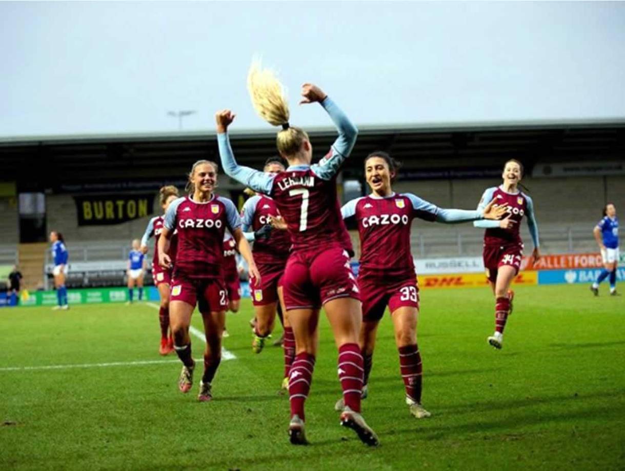La rubia cada vez que hace un gol emprende un saltito, da una media vuelta y los pulgares señalando su número, el 7, imitando al portugués Cristiano Ronaldo.