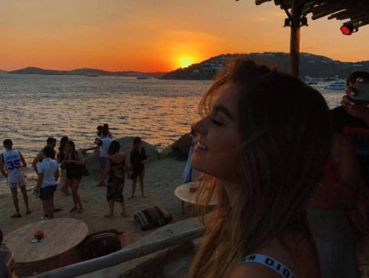 La hijastra del presidente Enrique Peña Nieto también agradeció las atenciones al hotel Santanna Mykonos.