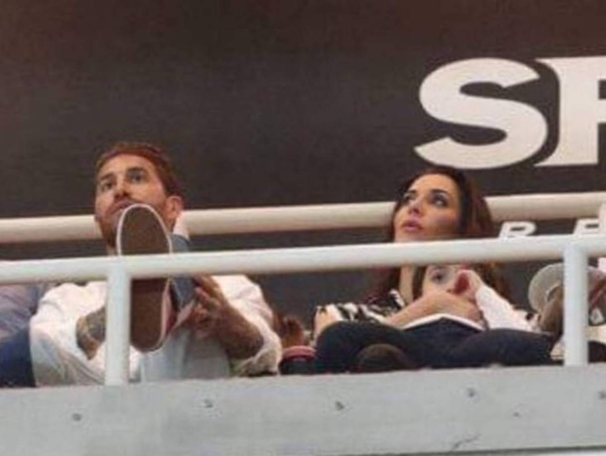 Y Sergio Ramos ha enfadado al madridismo por lo que hizo en pleno partido. Debido a que no pudo estar presente por sanción, el capitán grabó un capítulo de su documental para Amazon en un palco privado del Santiago Bernabéu . Foto Marca.