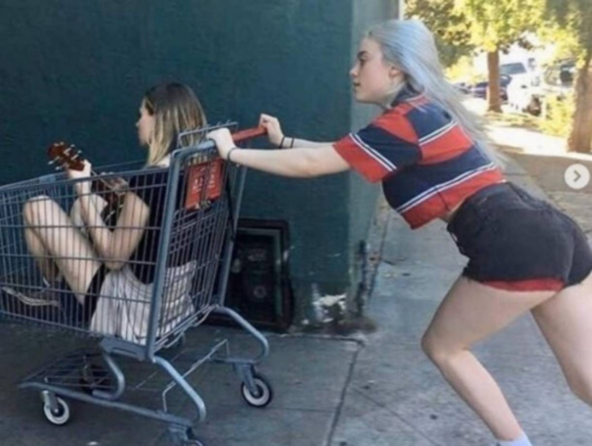 En otras de las fotos filtradas se ve a la joven jugando con sus amigas y en short.