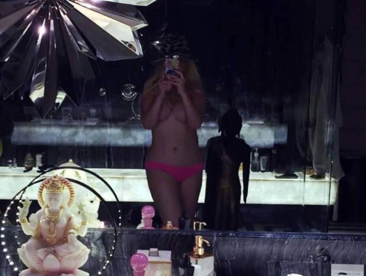 Con la etiqueta #freethenipple (libera el pezón) o #nudefemale (desnudo femenino) las estrellas se fotografían desnudas, pero sin llegar a enseñar nada del todo. En la foto Christina Aguilera.<br/><br/>