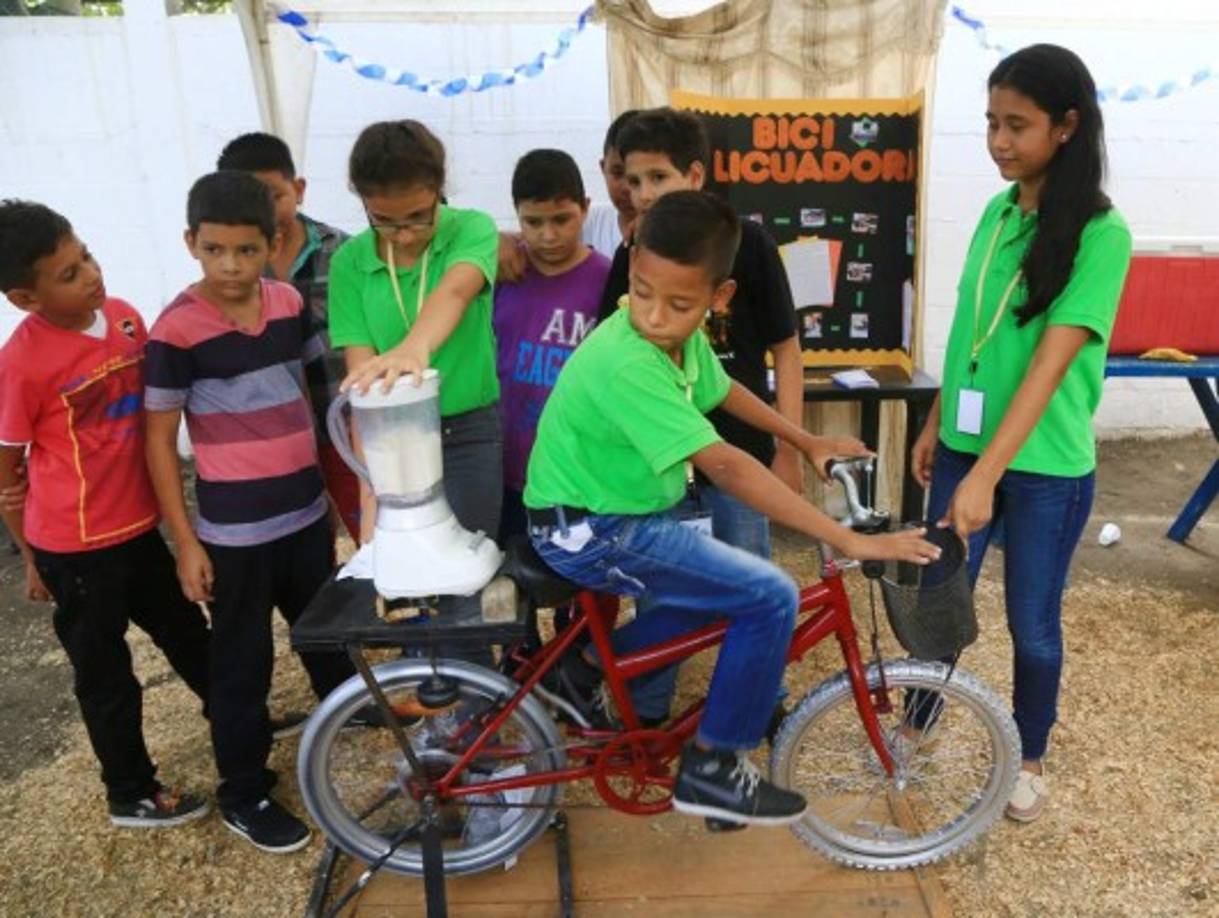 Dan Emanuel Saucedo, de segundo de ciclo común, explica cómo funciona la bicilicuadora.