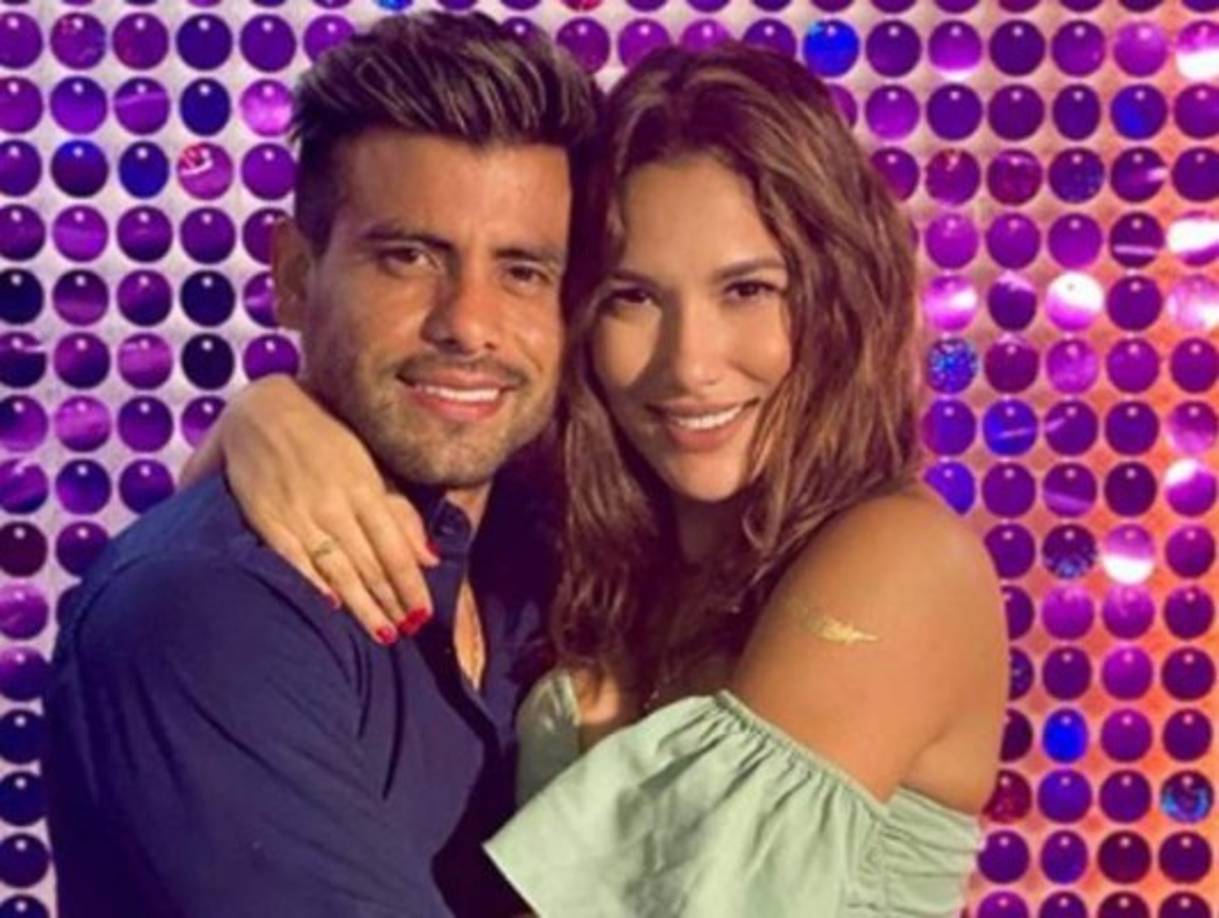 La presentadora reveló que el fallecido conductor le pidió que se casaran en una ceremonia íntima. 'Casémonos mi amor, solo con tu familia y la mía, sin nada ostentoso sin nada de lujos, y mejor nos viajamos el mundo en nuestra luna de miel. ¿Justicia? Justo sería poder abrazarte y besarte, justo sería que estés con Nachita, tus hermanos y sobrinos consintiéndolos', agregó.