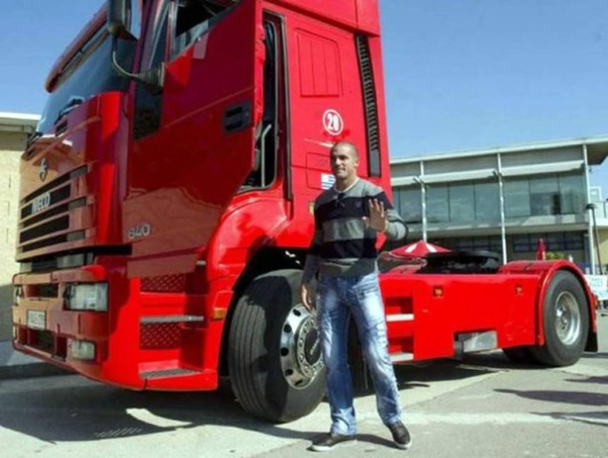 Walter 'El Rifle' Pandiani fue una sensación durante su etapa en el Espanyol. El exdelantero uruguayo llegaba a los entrenamientos en una cabeza de trailer Iveco y que confesaba que era 'uno de los grandes sueños de su vida'. El camión, todo pintado de color rojo, llevaba varios vinilos con su nombre, un rifle, la bandera de su país y los equipos en los que había militado.