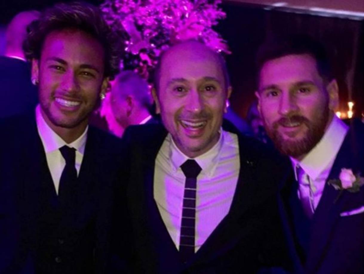 Neymar junto al diseñador Claudio Cosano y Messi. Cosano hizo los vestidos para la mamá y la hermana de Messi.