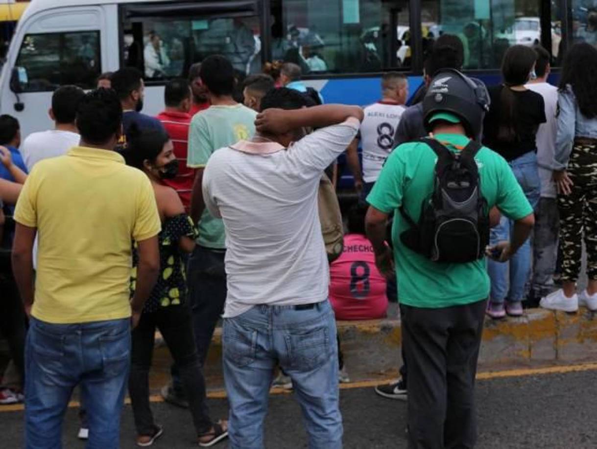 Otros testigos denunciaron que una motorizada policial que estaba en los alrededores no reaccionó y solo se acercó para resguardar la escena.