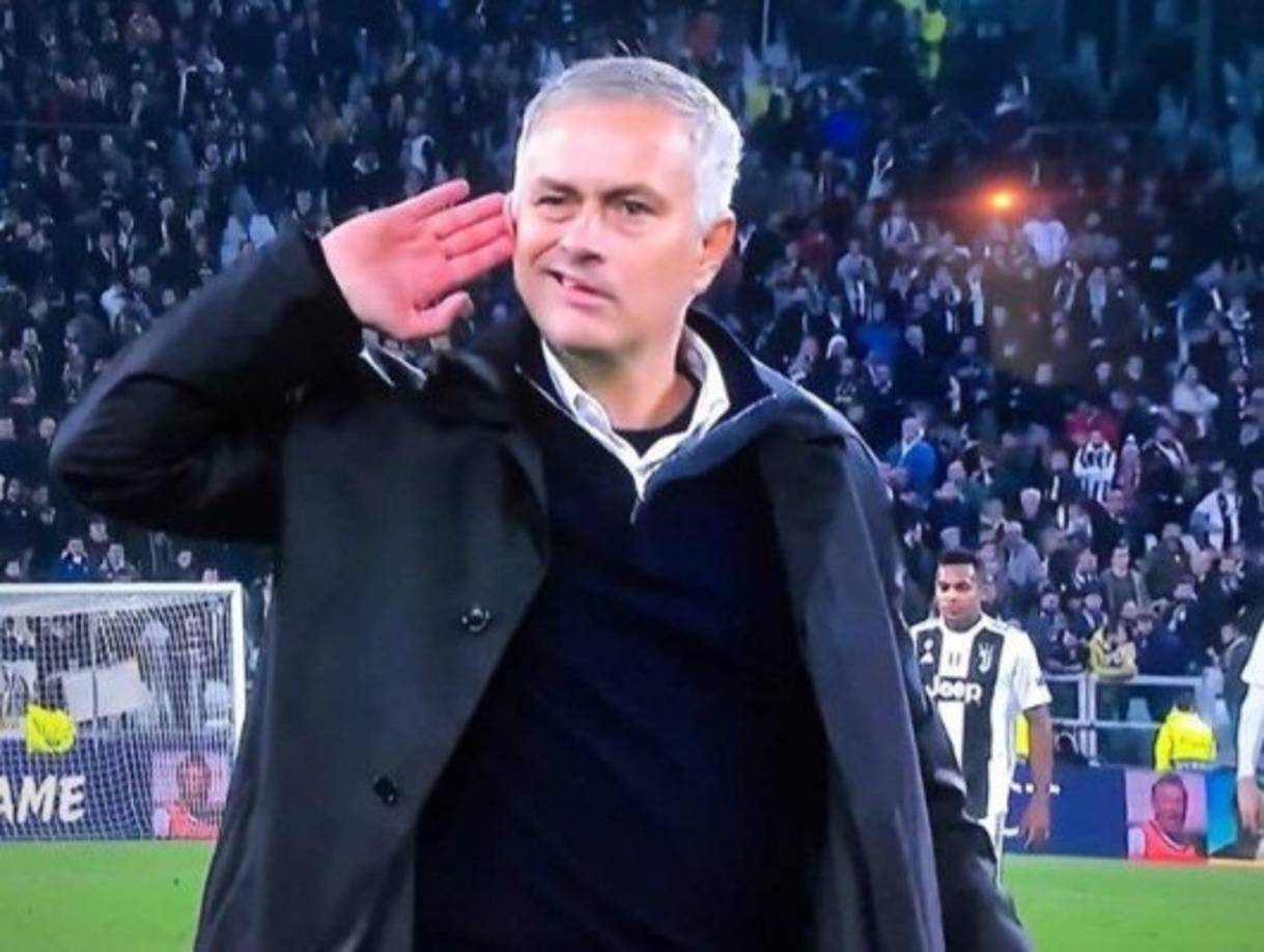 Luego de conseguir los tres puntos, Mourinho se dio vuelta, se colocó la mano derecha en la oreja y miró a toda la afición local en señal desafiante.