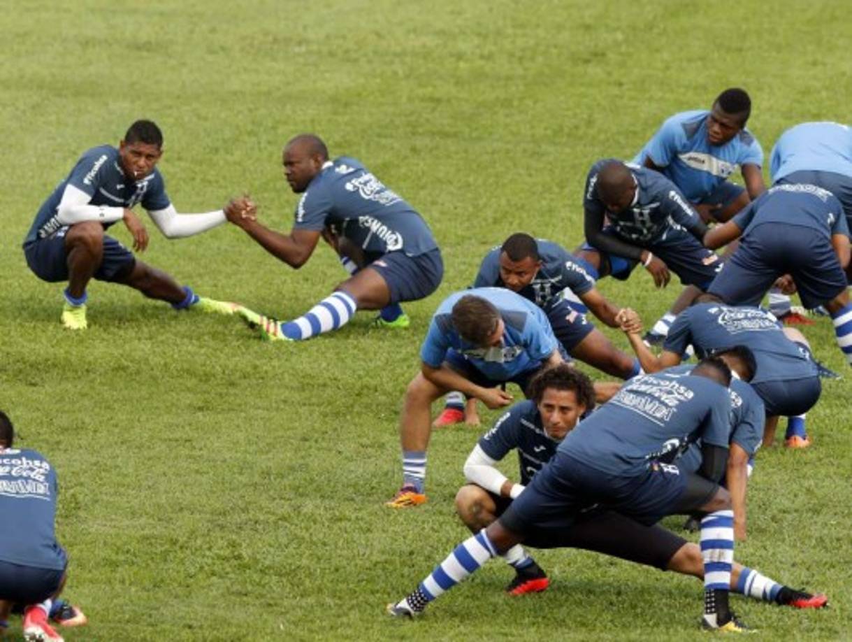 Carlo Costly hizo trabajas de estiramiento junto a Osman Chávez.