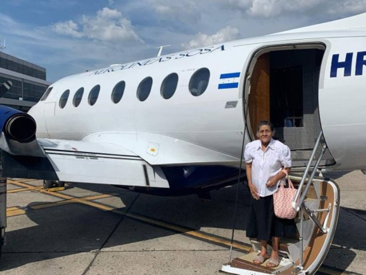 Sus acompañantes fueron doña Virginia quien resultó ganadora de un sorteo.