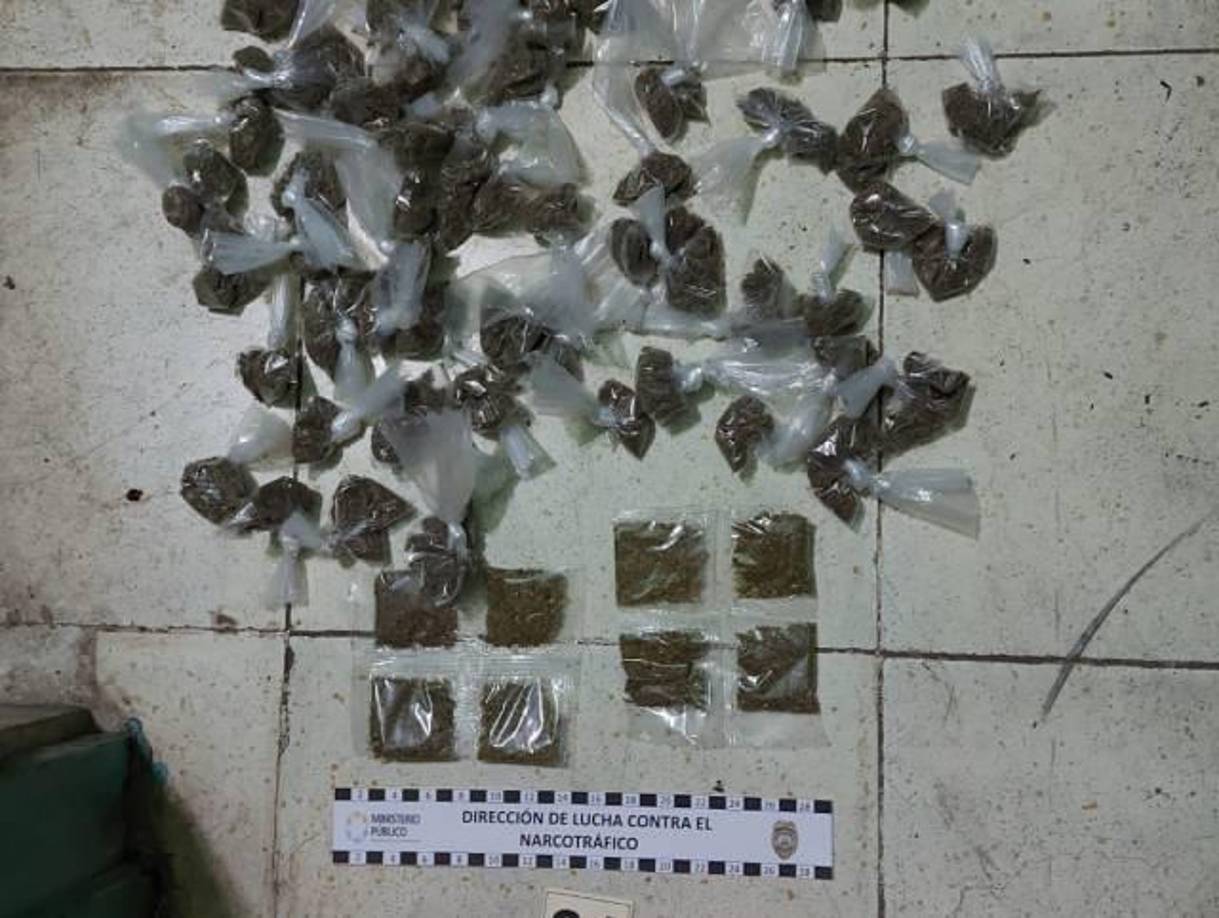 A las personas arrestadas se les decomisó 21 envoltorios de crack, 68 de marihuana tiburón y 13 cocaína.