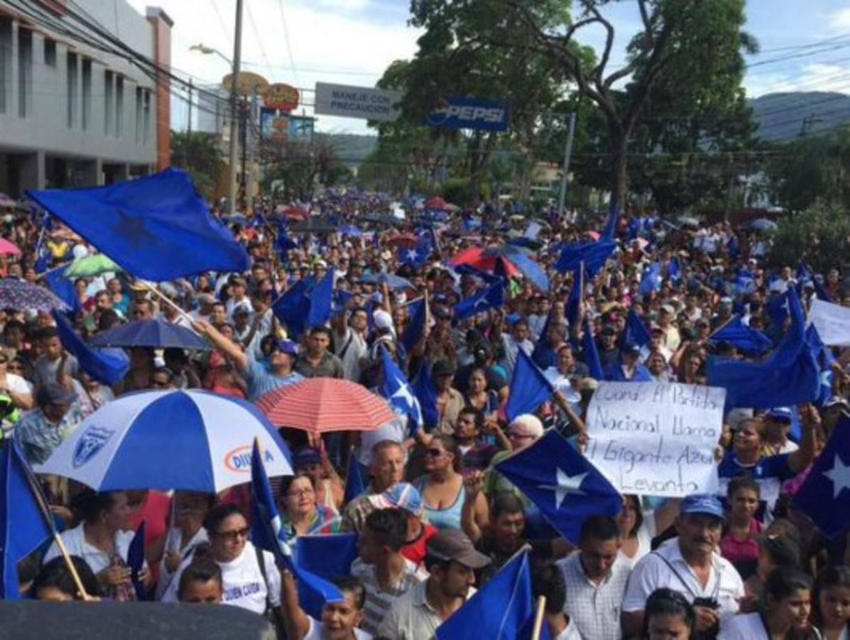 Nacionalistas marchan por avenida Circunvalación de San Pedro Sula.