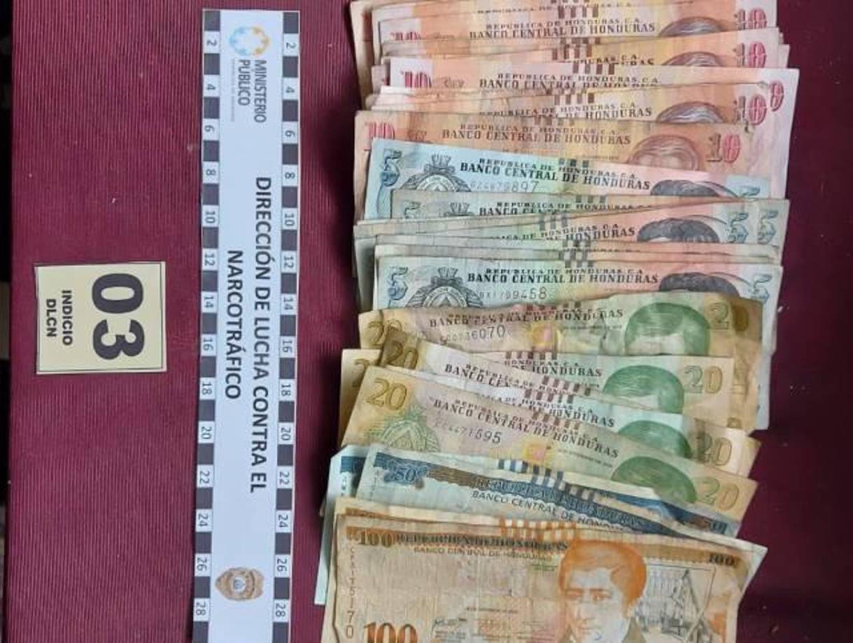 Los agentes también decomisaron armas y dinero.