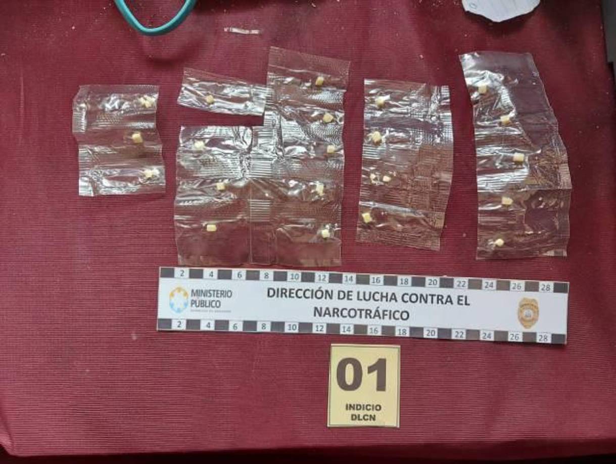 La DLCN se trasladó al lugar a realizar las capturas luego de que los detectives antidrogas informaron que había operaciones de venta y distribución de estupefacientes en un local.
