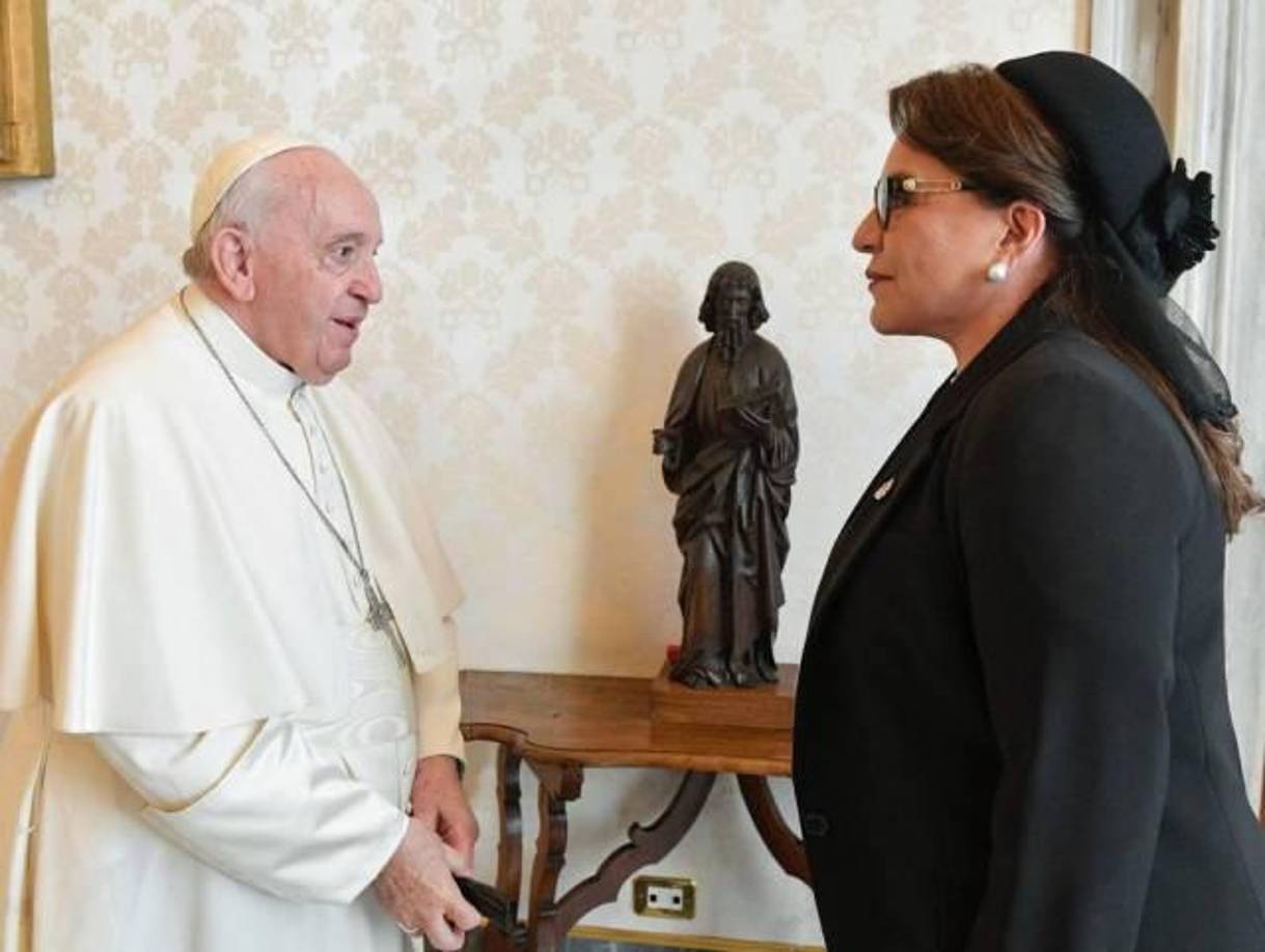 “Durante las cordiales conversaciones en la Secretaría de Estado, se ha manifestado complacimiento por las buenas relaciones bilaterales y la voluntad de reforzarlas ulteriormente, también con el logro de un Acuerdo marco entre la Santa Sede y el Estado hondureño”, indicó el Vaticano en un comunicado.