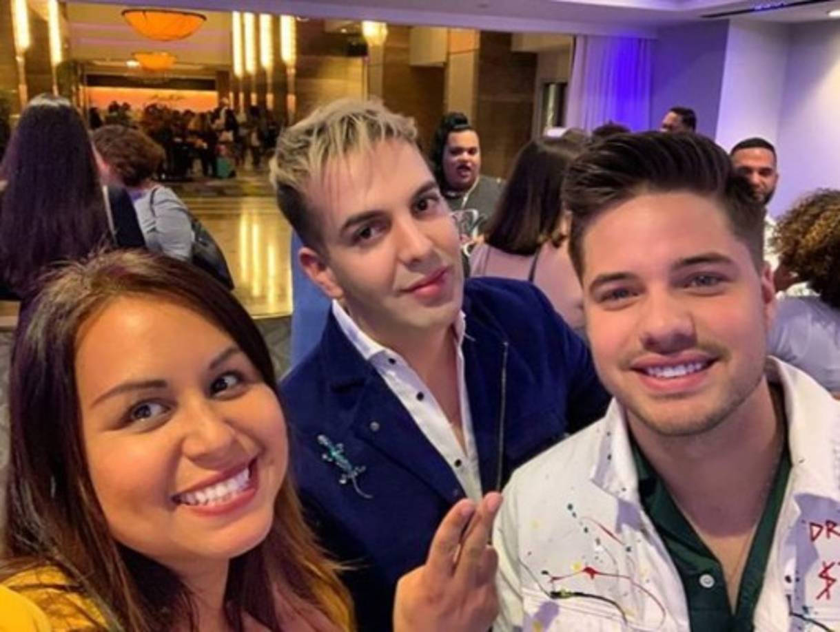 Markos además de ser cantante es estilista.