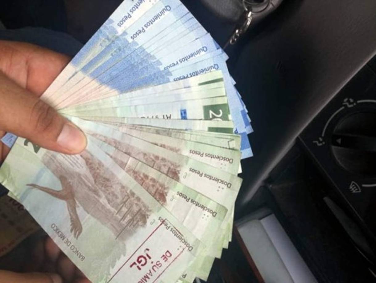 Misteriosos billetes de 200 pesos mexicanos con las iniciales de Joaquín 'El Chapo' Guzmán impresas circulan en cajeros de la ciudad de Culiacán, Sinaloa, bastión del cartel fundado por el narcotraficante mexicano.