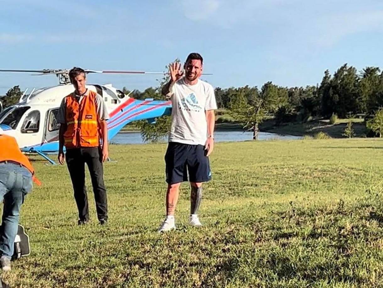 Lionel Messi saludando a los aficionados que lo esperaban en su natal Rosario.