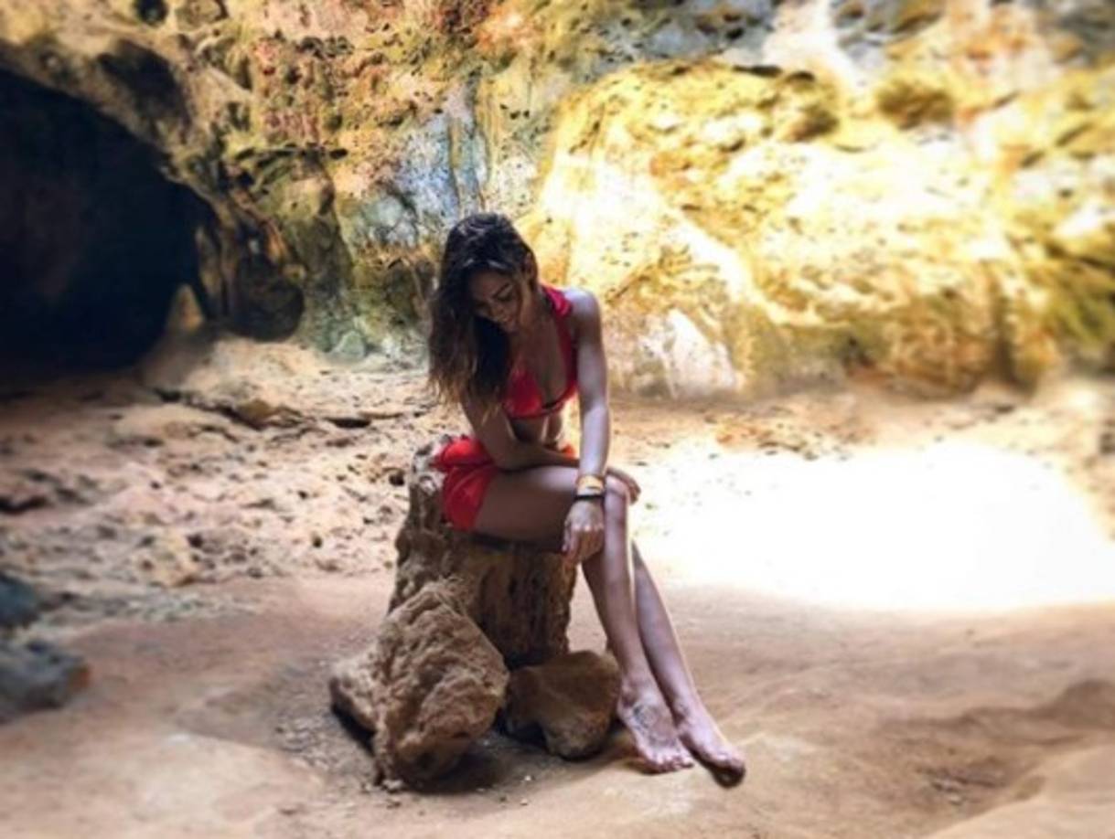 Este jueves arranca el reality Supervivientes y Lara es la sexy presentadora del show.