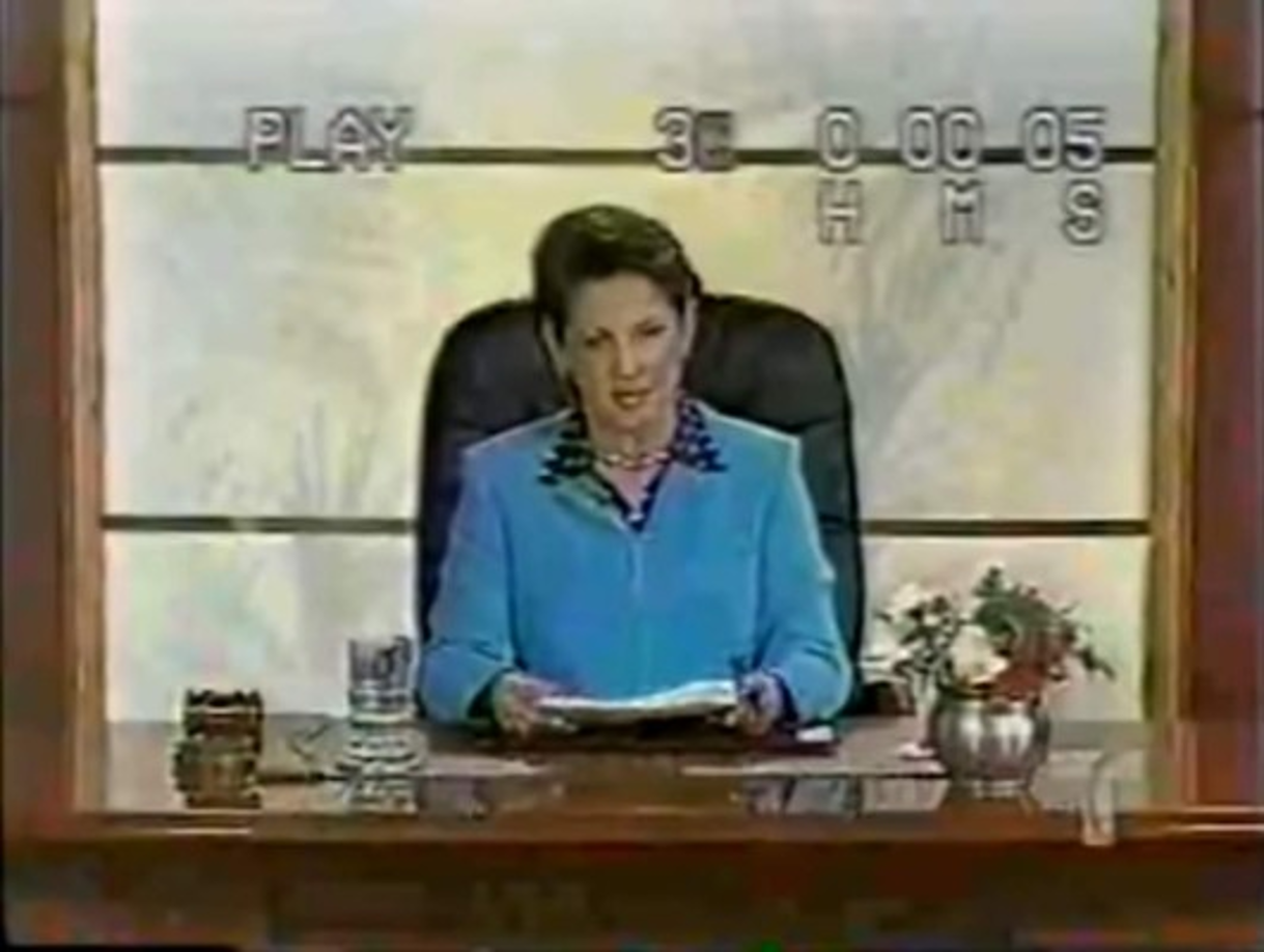 En el video, aparece con pelo corto y oscuro, su contextura es más delga, su nariz más estilizada, y sus labios no estaban tan carnosos como en la actualidad.