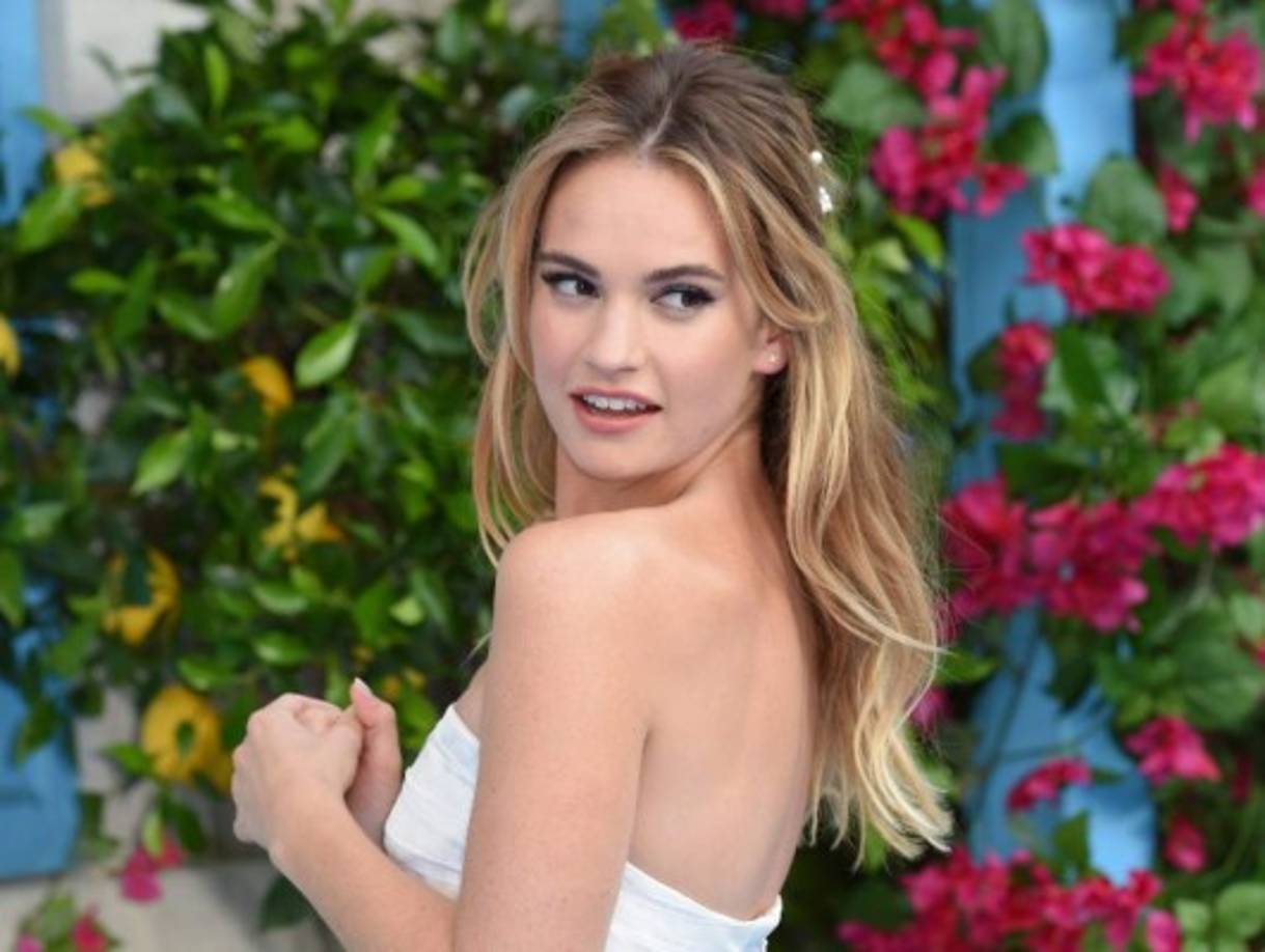 Entre ellos, destaca la actriz Lily James, que da vida a Donna, una joven aventurera que llega a una isla griega en la que decide quedarse; un papel que comparte con la veterana Meryl Streep.<br/><br/><br/>En la imagen, Lily James posa durante el estreno de la cinta.Anthony HARVEY / AFP