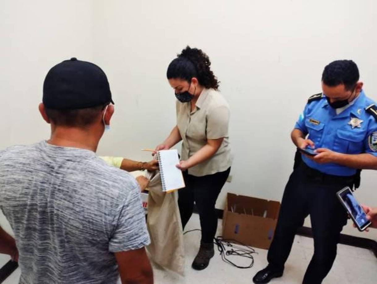 Al momento de realizar una inspección rutinaria se le detectó una caja que contenía en su interior varias especies de serpientes y lagartijas.